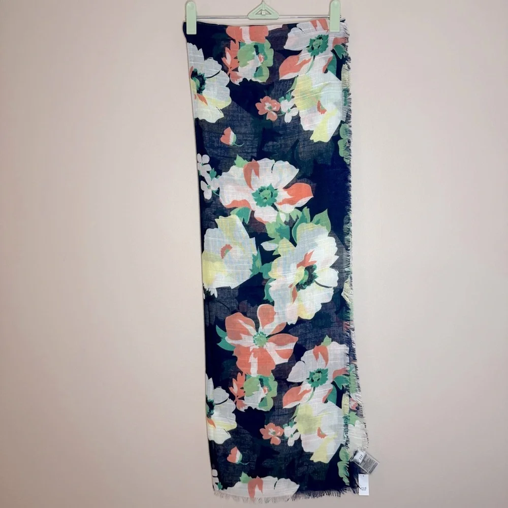 GAP (NWT) Floral scarf